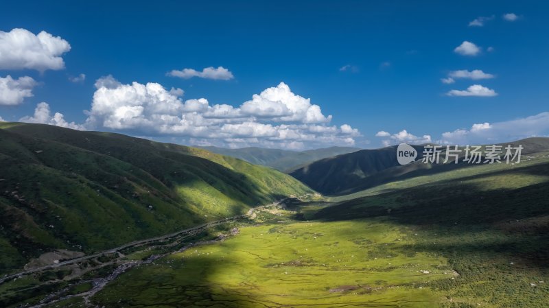 高原草地山脉，自然风景蓝天白云航拍