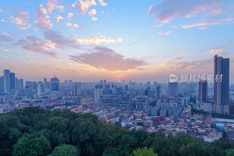 佛山礌岗公园魁星阁与城市高楼建筑夕阳晚霞