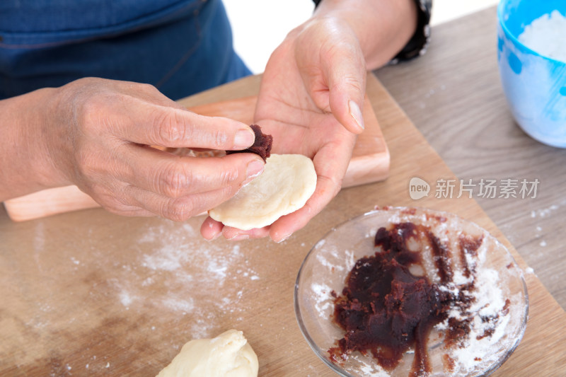 中国传统面点师在制作中秋节传统食品月饼