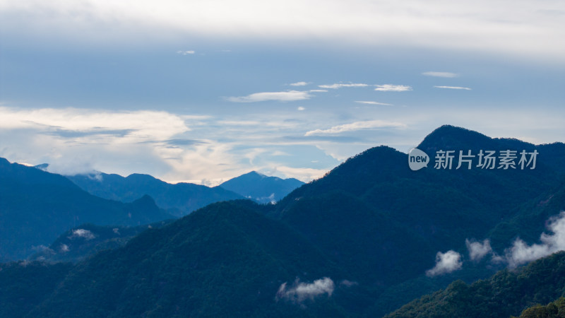 中国福建武夷山云雾缭绕