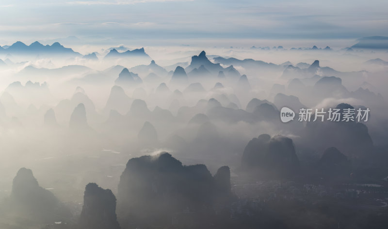 云雾缭绕的连绵山脉景观