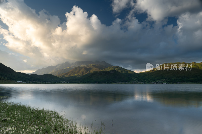 山间湖泊的自然风光景象