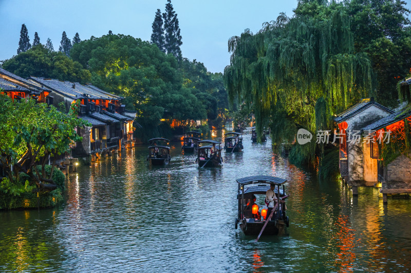 梅雨季的乌镇西栅夜景