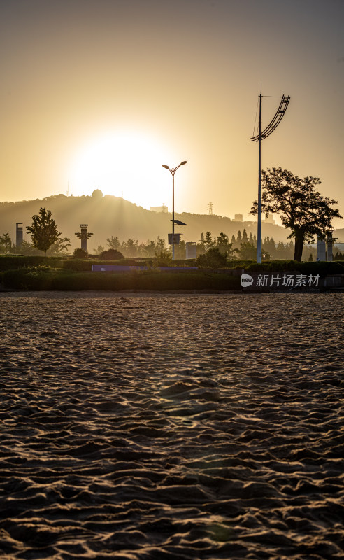 青岛小鱼山第一海水浴场汇红瓦绿树碧海蓝天