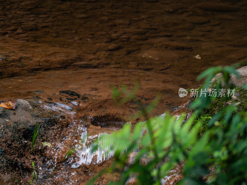 河流流经岩石的高角度视图