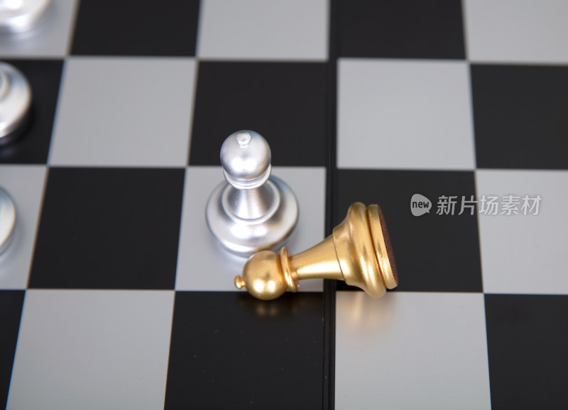 国际象棋棋盘上双方的兵棋子在对决