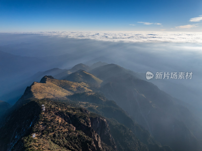 云海与阳光之下的高原山坡
