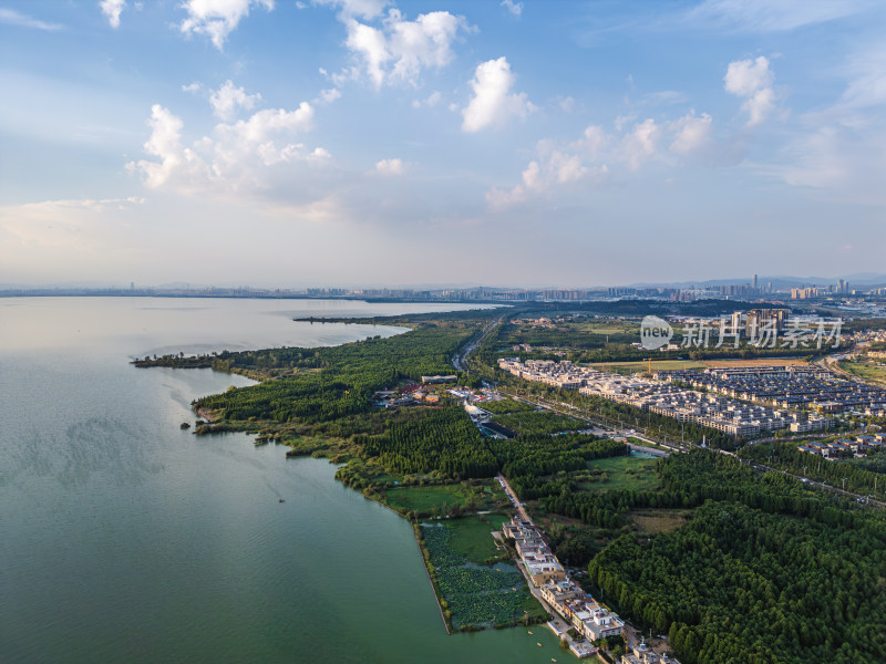 航拍滇池旁的昆明市城市风光