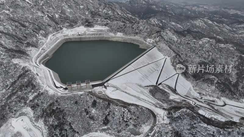 航拍俯瞰山东昆嵛山天心池冬季雪景