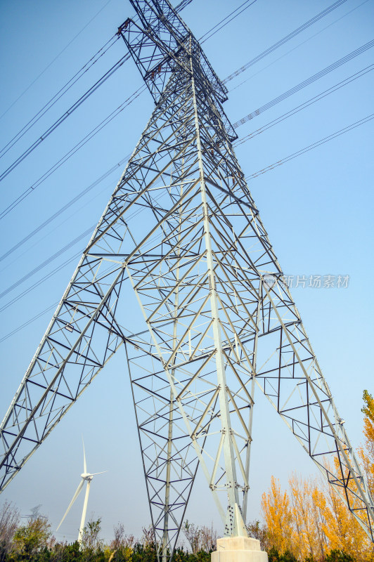 秋季风力发电机组与高压输电铁塔