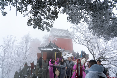 湖北武当山景区冬天大雪雾凇古建筑旅游