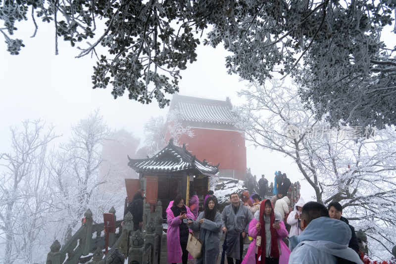 湖北武当山景区冬天大雪雾凇古建筑旅游