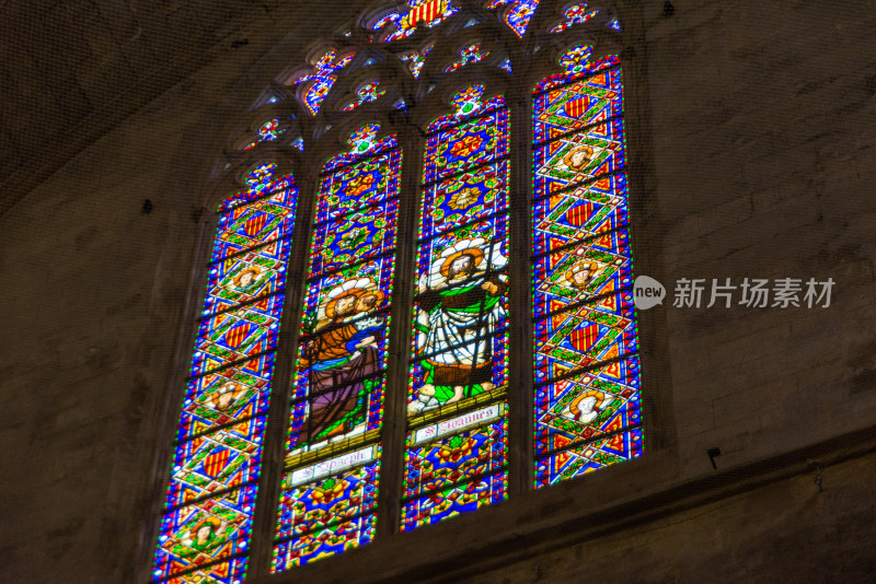 彩色玻璃花窗上的宗教人物图案