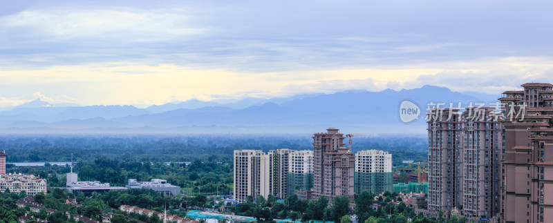 成都市温江区周围的群山全景长图