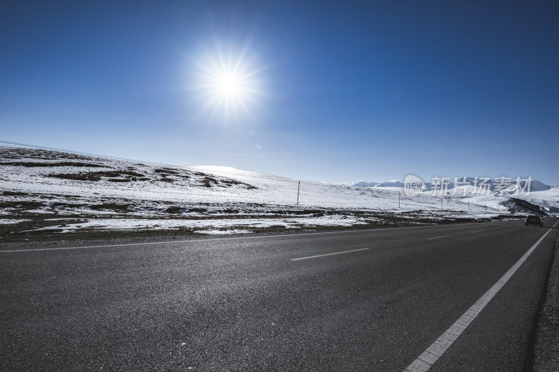 雪山旁的公路风景