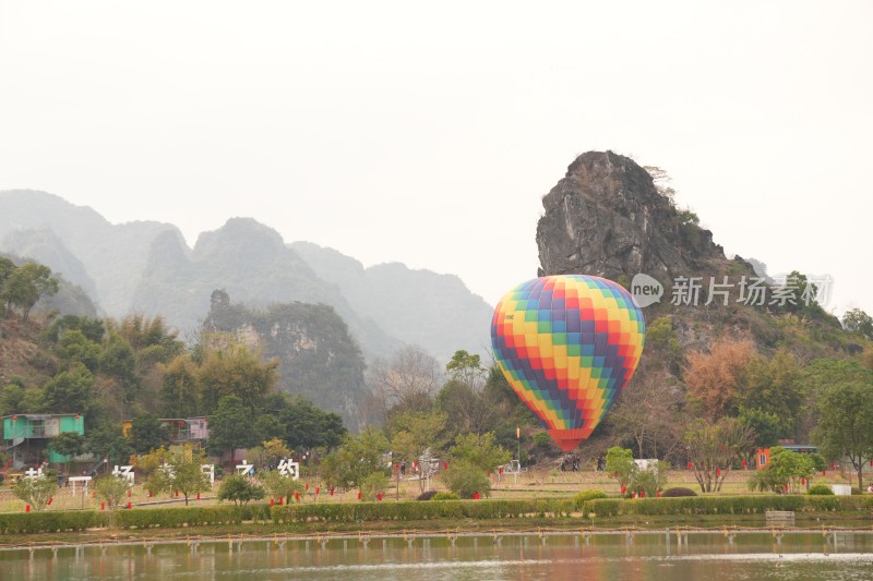 山水间的小火车与多彩热气球景象