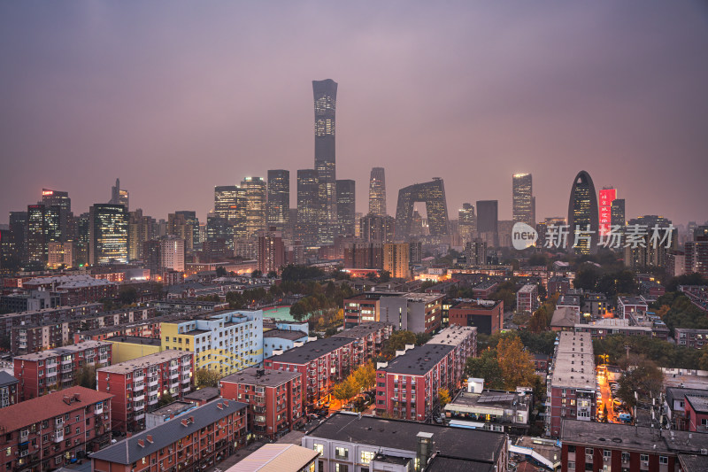 北京暮色下的城市高楼与低矮建筑全景