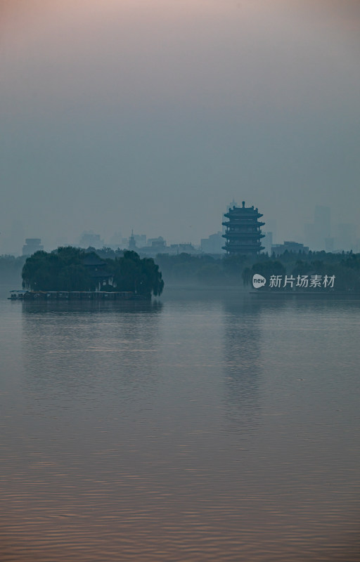 济南大明湖风景区雾色日出景点景观城市风光