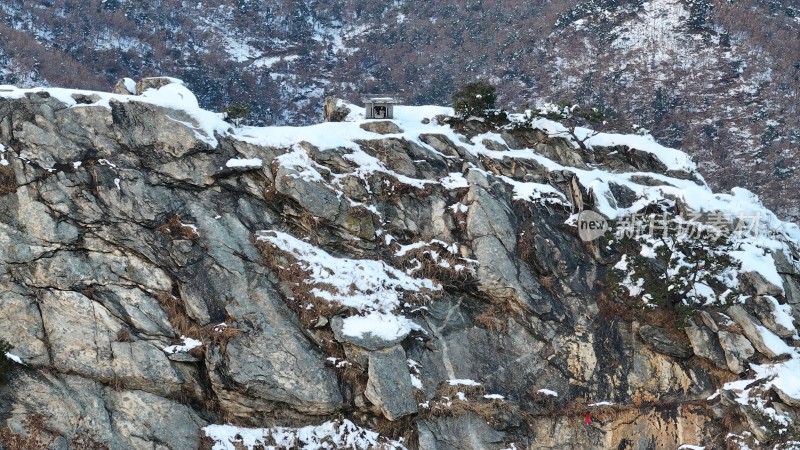 航拍威海市临港区南玉皇山冬季雪后山野