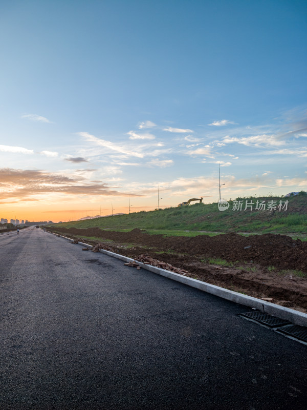 日出时的道路公路