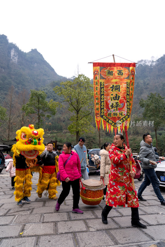 湖南湘西吉首市德夯苗寨春节新年舞狮航拍