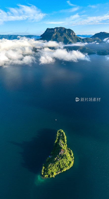 泸沽湖航拍湖心小岛与远山云海