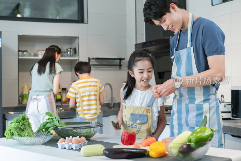 年轻父母教孩子学做饭