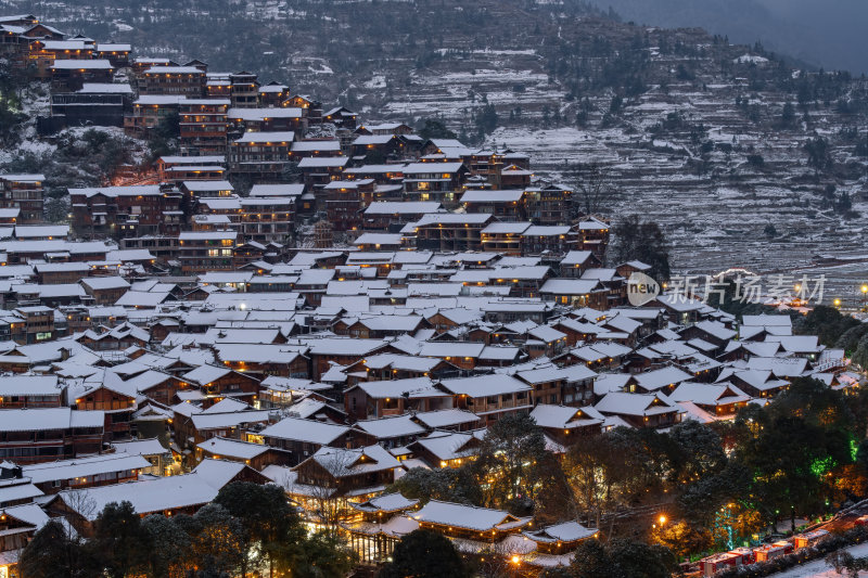 贵州黔东南苗族千户苗寨冬季蓝调夜景