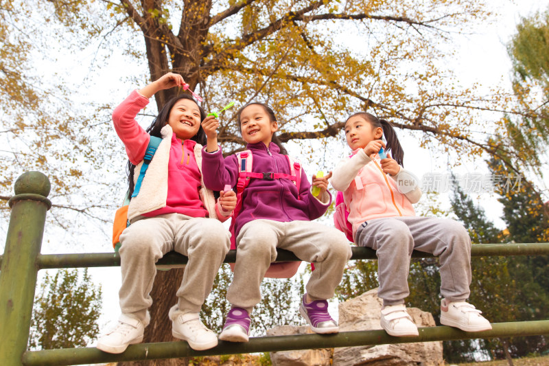 小学生在户外玩耍