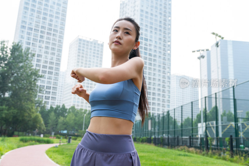 一个年轻女人做拉伸运动