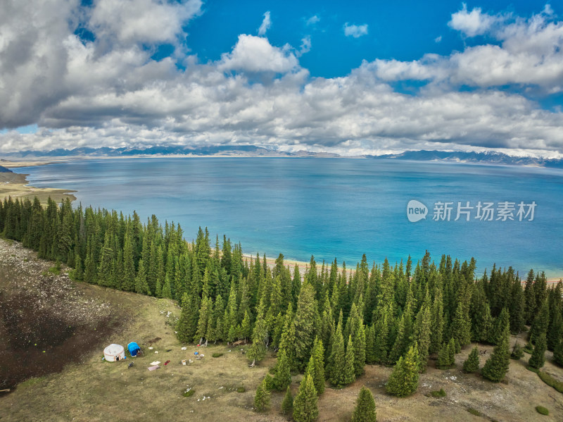 云海下的赛里木湖