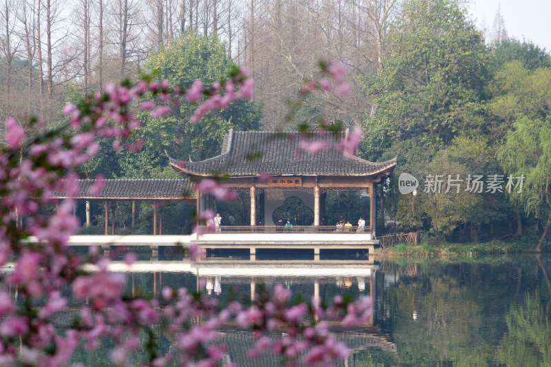 杭州浴鹄湾湖畔古亭与烂漫春花景致