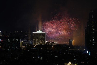 城市夜空下绚烂多彩的烟花盛宴