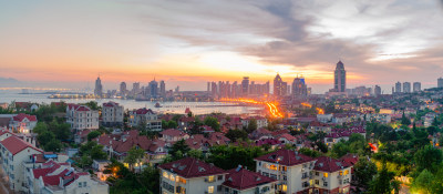 日落时分，青岛老城区的城市天际线全景