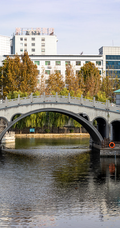 济宁老运河越河河道桥梁城市建筑倒影景观