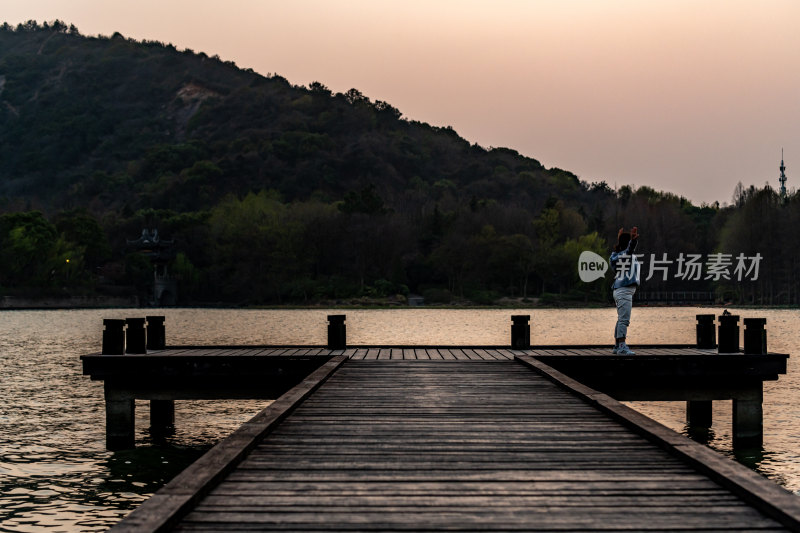 黄昏夕阳无锡长广溪石塘桥景色