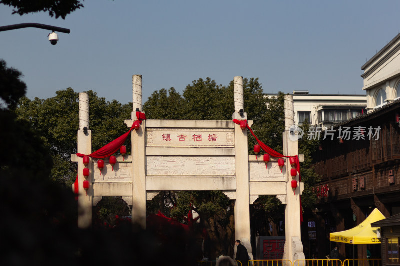 塘栖古镇古桥横跨水面，岸边传统建筑林立