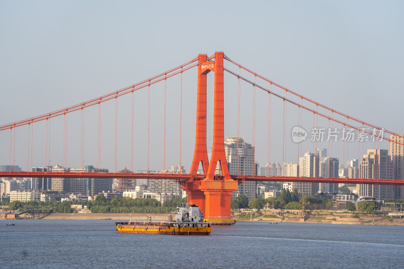 航行在武汉长江的航运货船