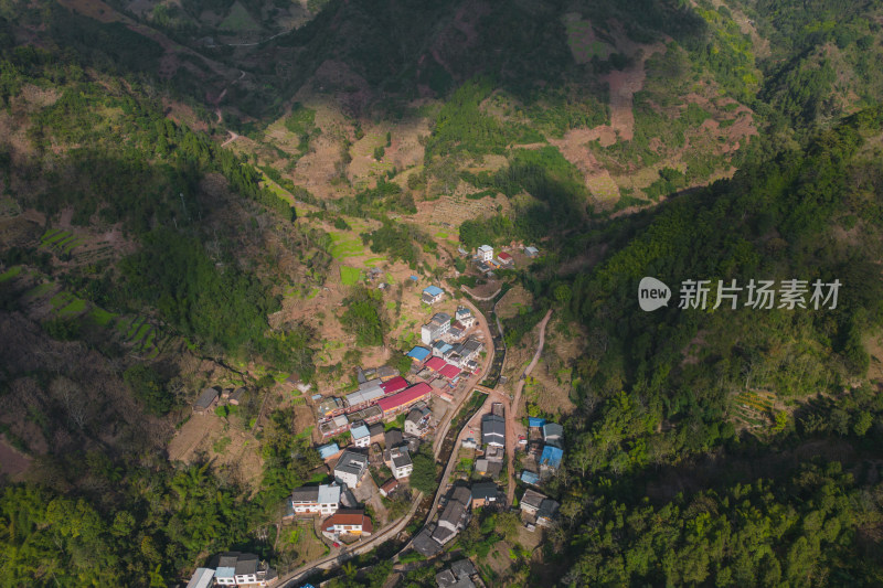 高山沟壑中的小山村