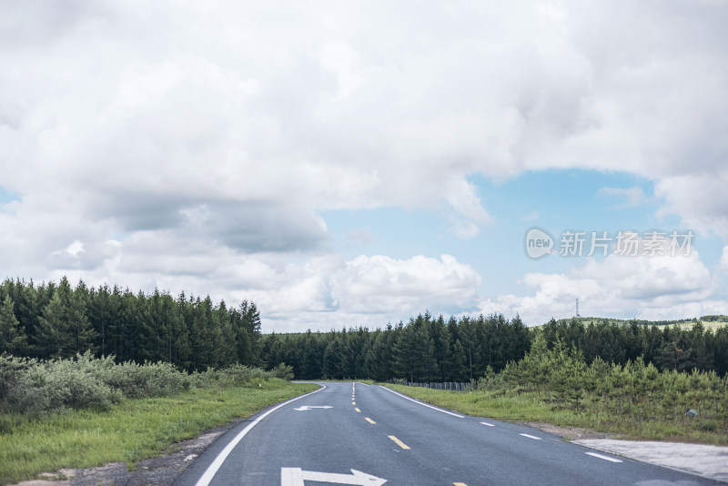 风雨过后的省道公路