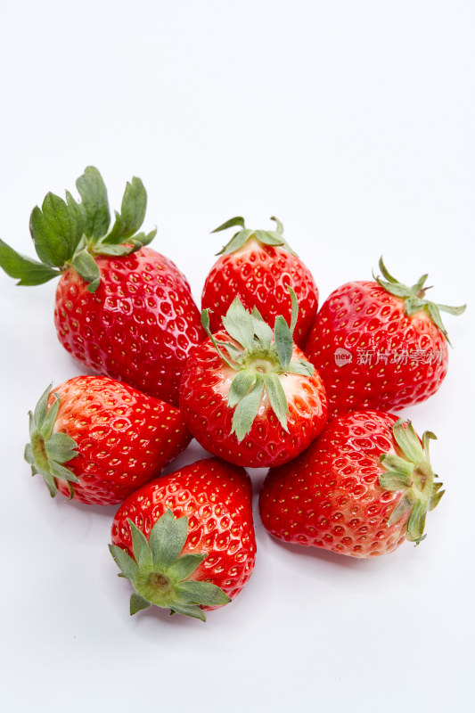 白色背景上摆放的新鲜草莓