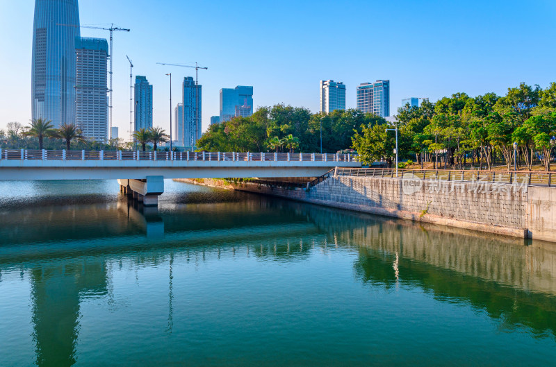 深圳湾城市摩天大楼建筑群与滨海公园