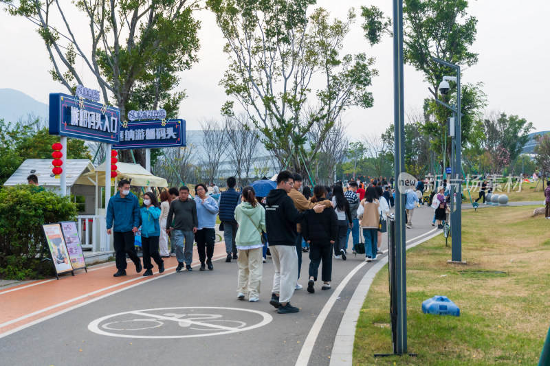 游客在景区游湖码头入口处行走