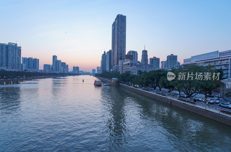 广州珠江滨江城市高楼建筑与夕阳余晖