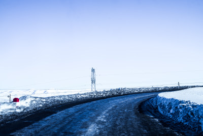 冬季雪地里的公路