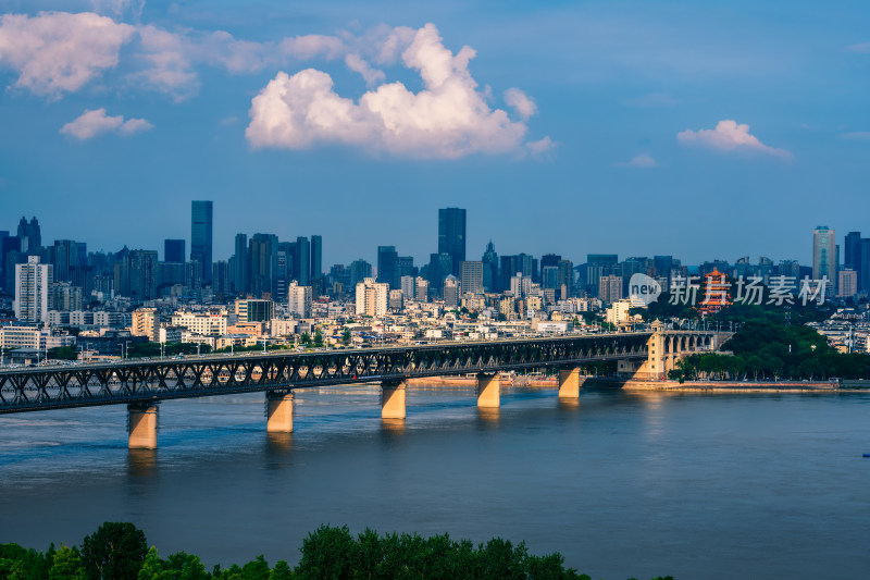 武汉夏季白天远眺长江大桥与黄鹤楼景区