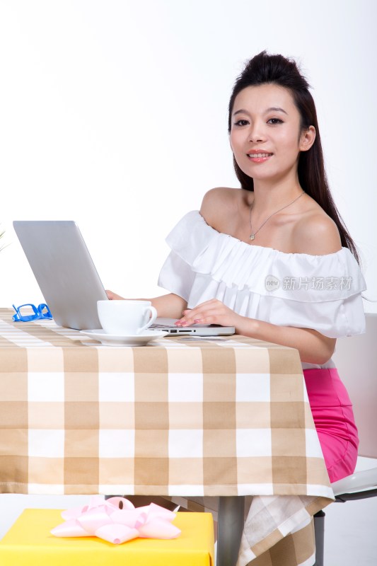 棚拍年轻女人使用笔记本电脑上网购物