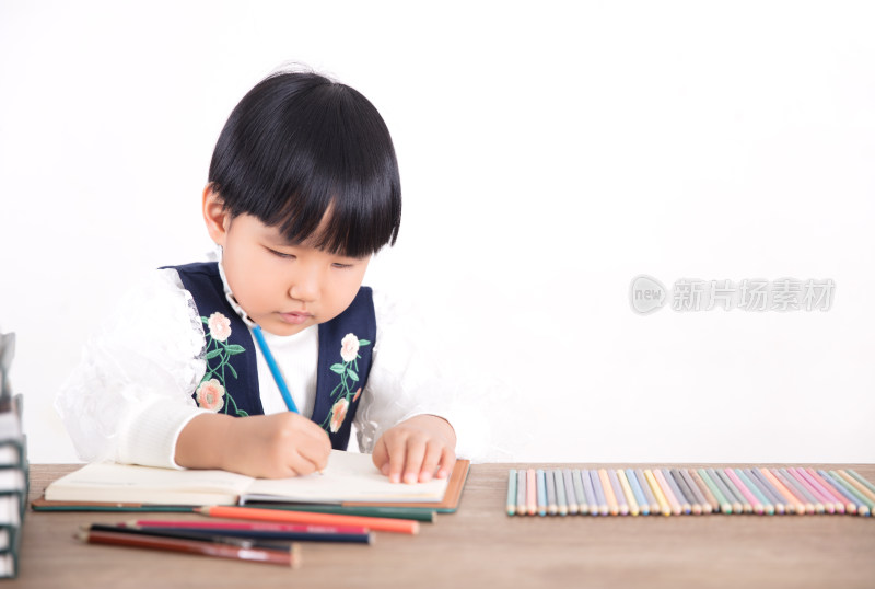 四岁的小女孩在学习