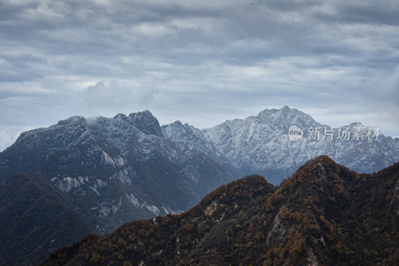 西安秦岭嘉午台下雪雪山远景