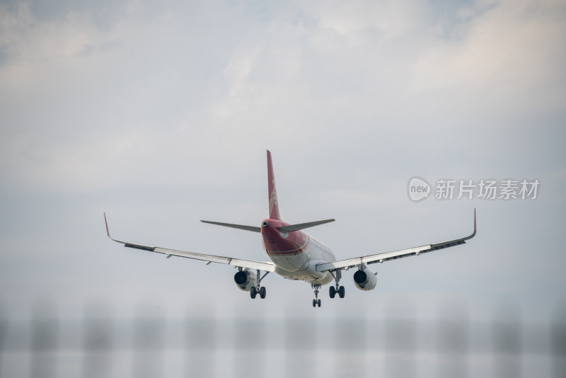 空中飞行的客机特写